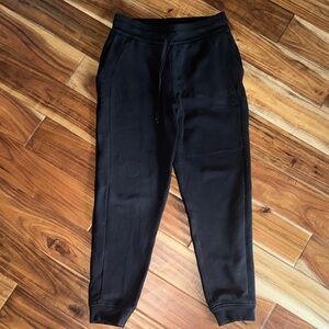 Lululemon women’s sweatpants with pockets, size 8-black, 27” in length